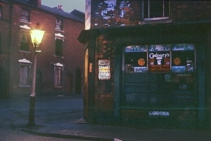 #4 Icknield Square corner shop was off Monument Rd., quite near Monument Lane station, this little shop and gas lamp was on one of the corners
