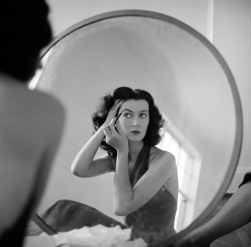 #9 Dovima reflection, New York City, 1957