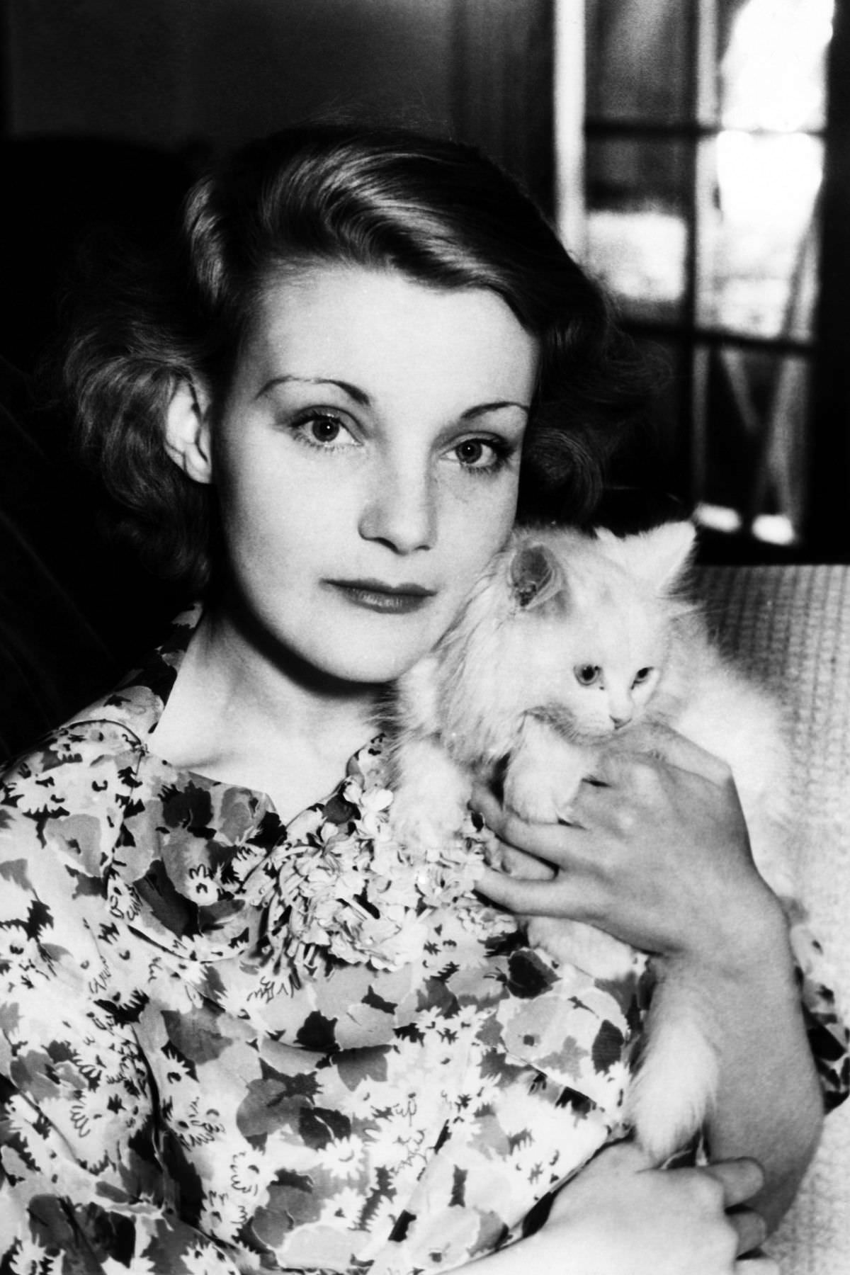 #1 Helen Chandlerat home with her cat, whom she named Blue Bell, in June 1933.