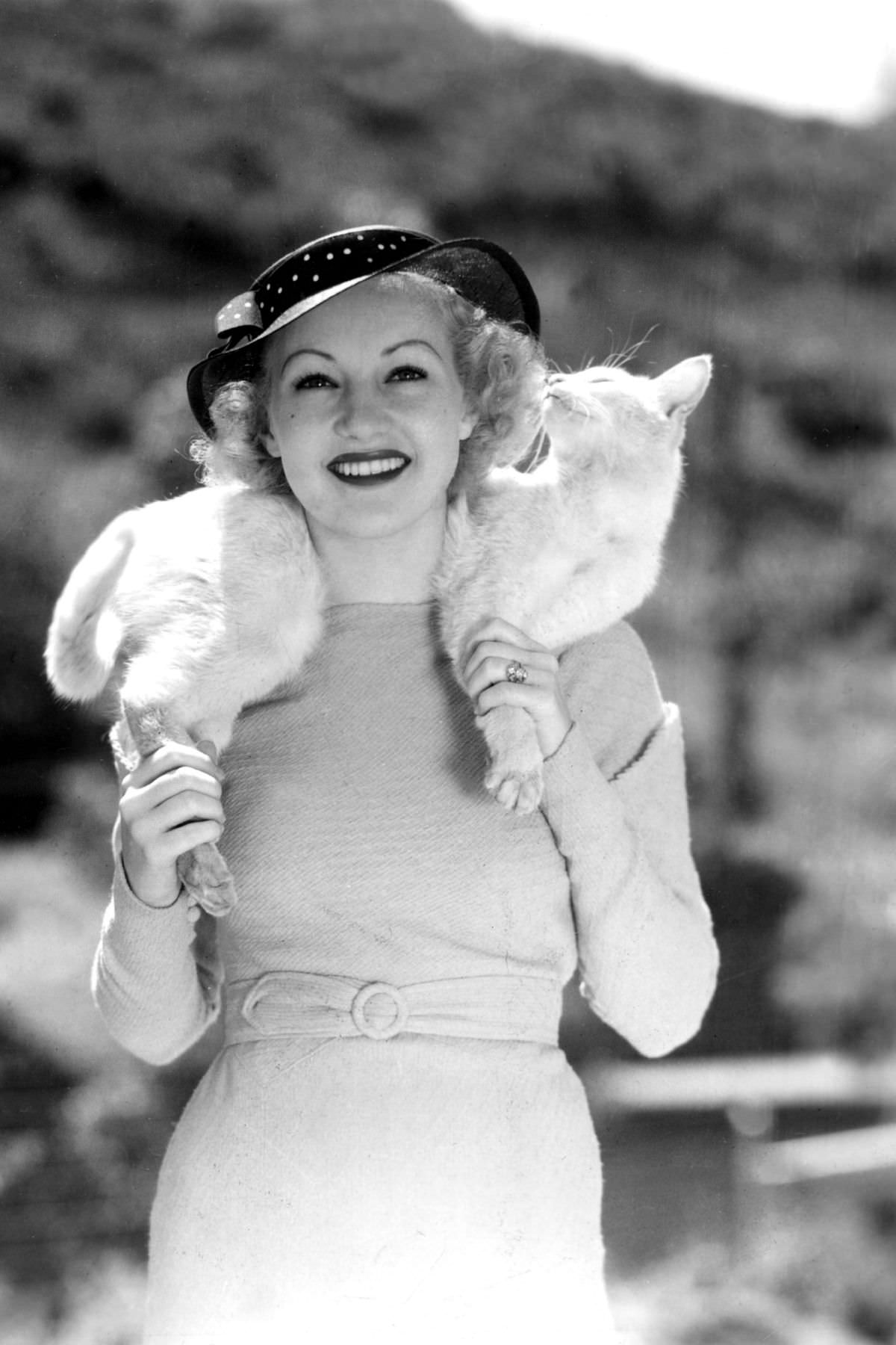 #3 Betty Grable wore her pet cat Whitney around her neck like a fur scarf in 1935. The cat then sniffed her hair.