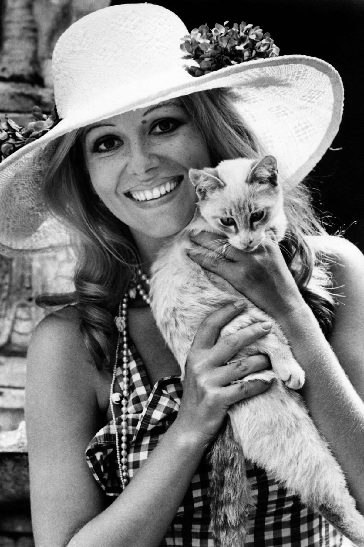 #31 Those Italians have a way with cats. Here, famed ties singer Ombretta Colli with her pet.