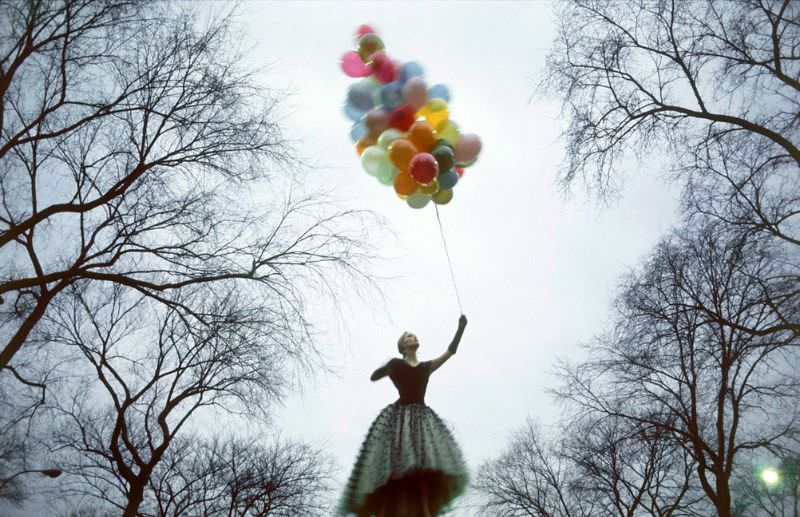 #26 Faye Dunaway is holding a bunch of balloons in Central Park, New York City, 1969