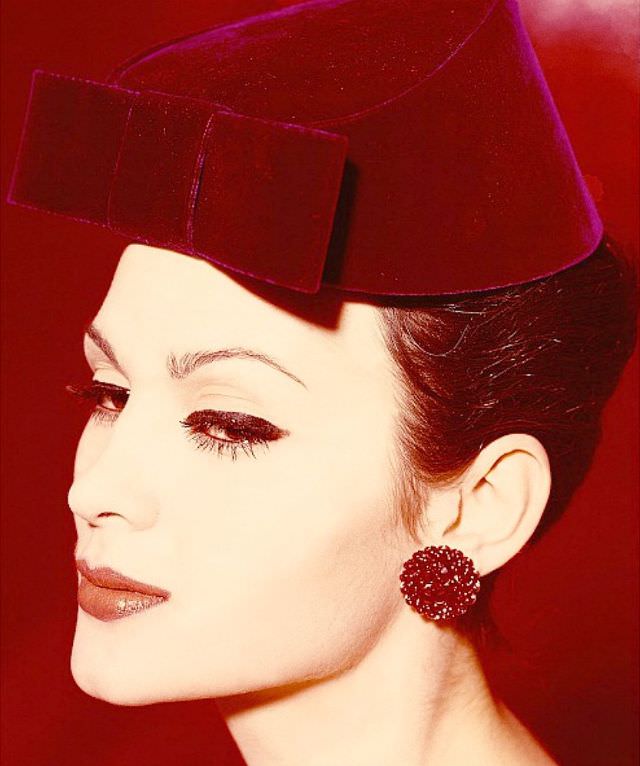 #29 Isabella wearing a garnet velvet pillbox with bow by Lilly Dache, 1959