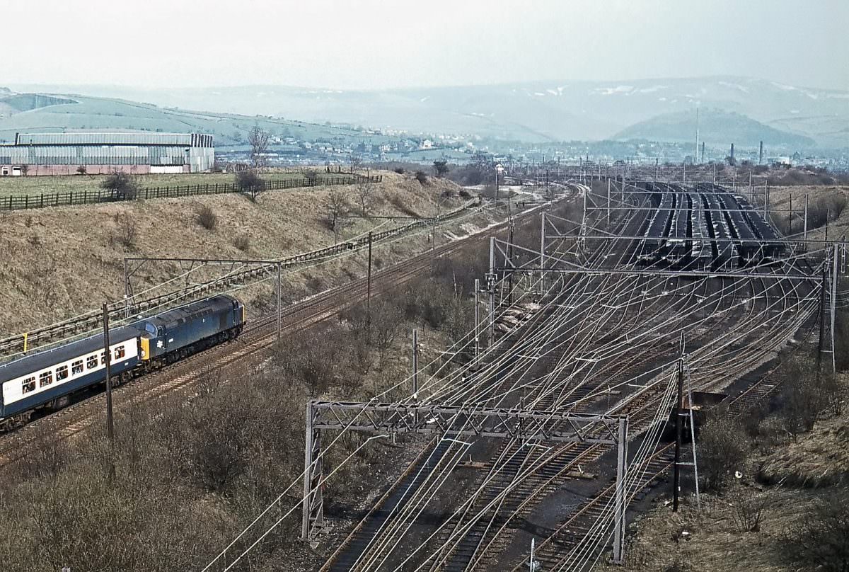 #4 English Electric Type 4 No. 40082 passes Mottram yard with the ‘Humberside Envoy’, a Hull