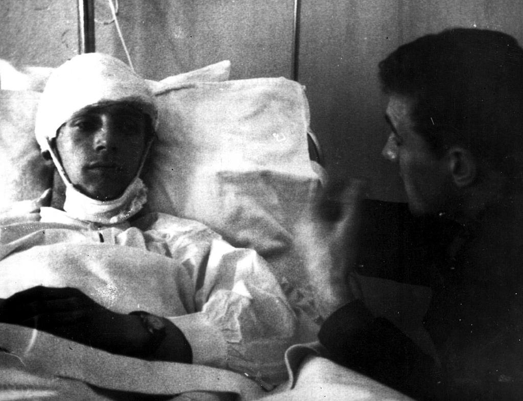 Manchester United’s Dennis Viollet and captain Bill Foulkes talk in a Munich hospital.