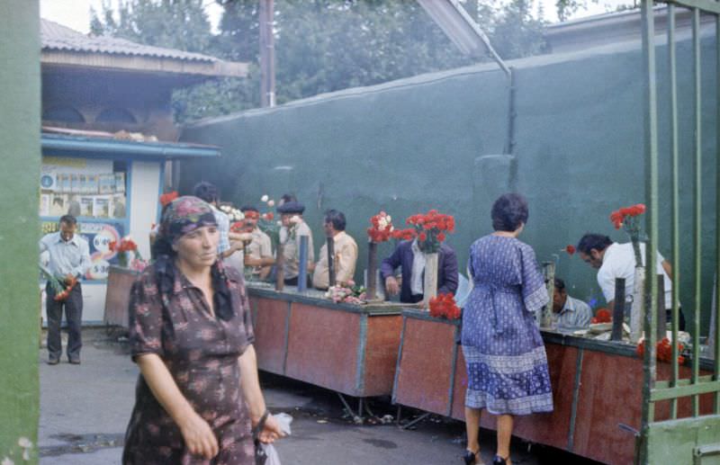 #32 Market scenes, 1970s