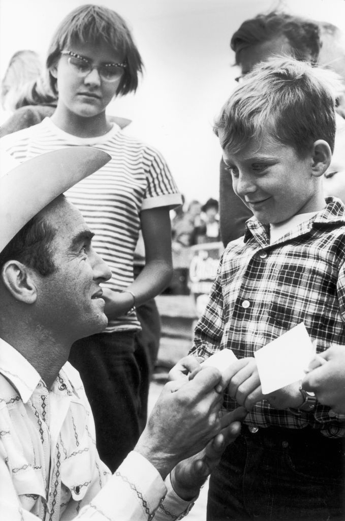 Montgomery Clift signs autographs for young fans during the filming of ‘The Misfits’