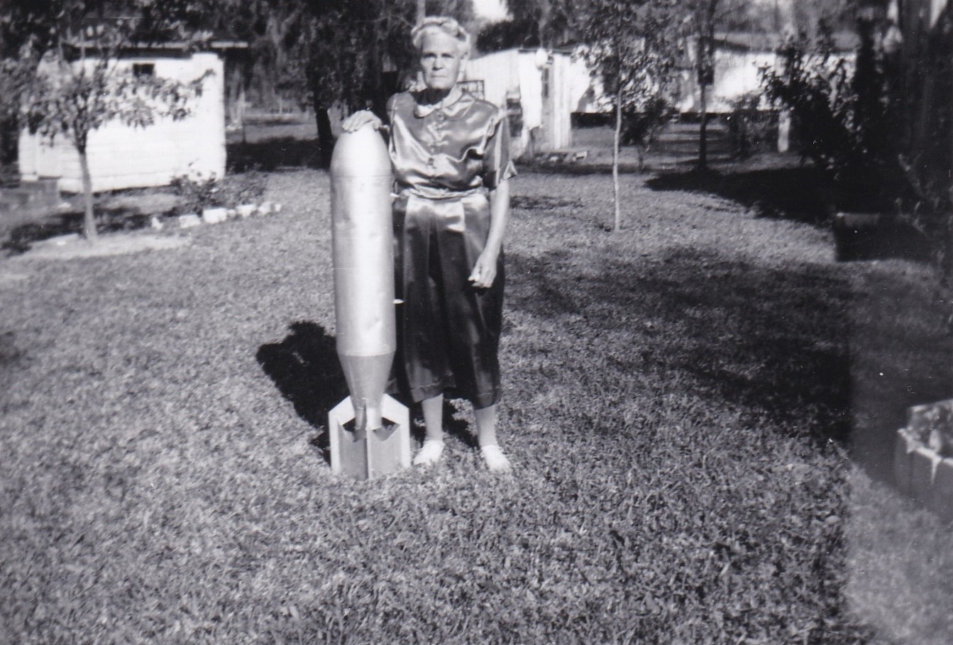 Hilarious Vintage Photos of Women Posing with Funny Objects and Signs Funny