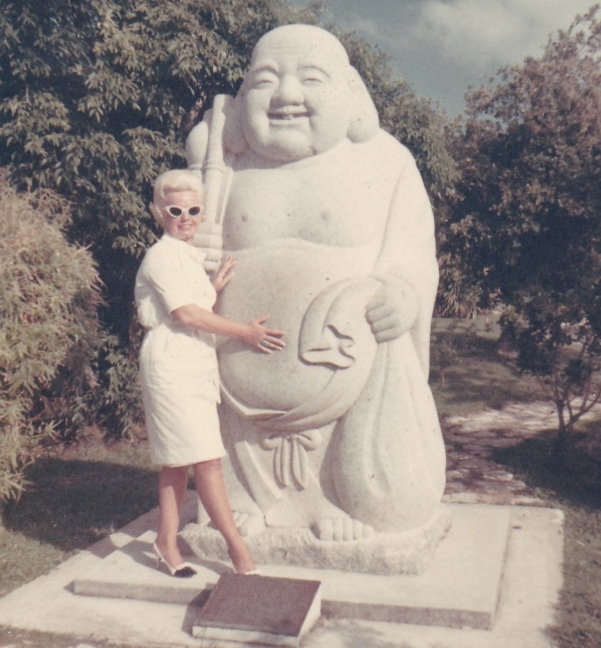 Hilarious Vintage Photos of Women Posing with Funny Objects and Signs Funny