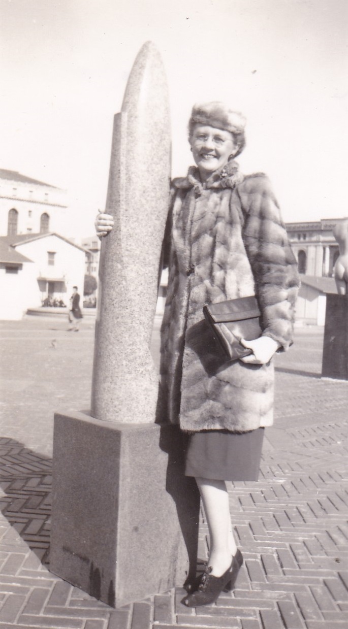 Hilarious Vintage Photos of Women Posing with Funny Objects and Signs Funny