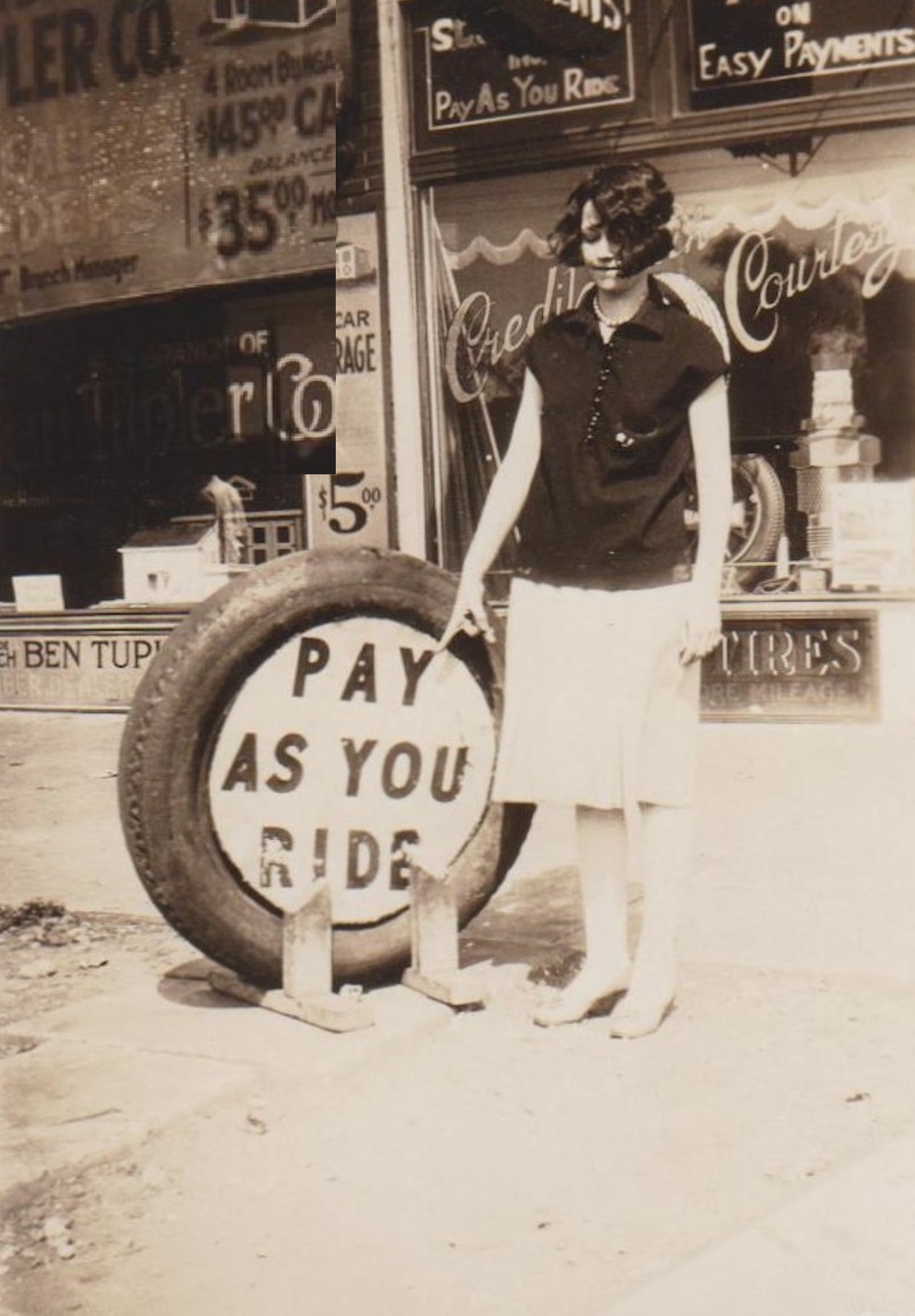 Hilarious Vintage Photos of Women Posing with Funny Objects and Signs Funny