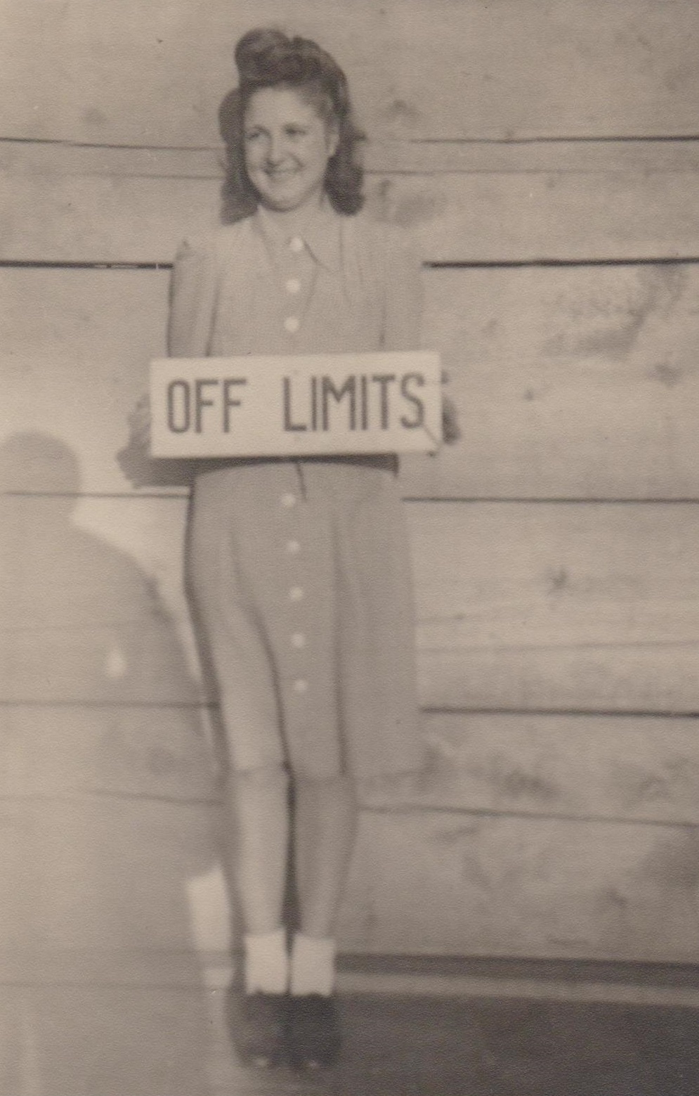 Hilarious Vintage Photos of Women Posing with Funny Objects and Signs Funny