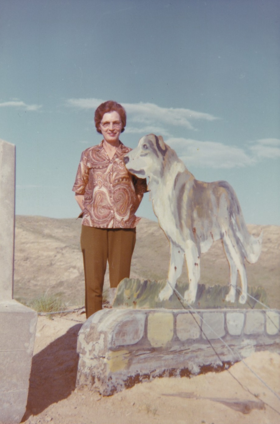 Hilarious Vintage Photos of Women Posing with Funny Objects and Signs Funny