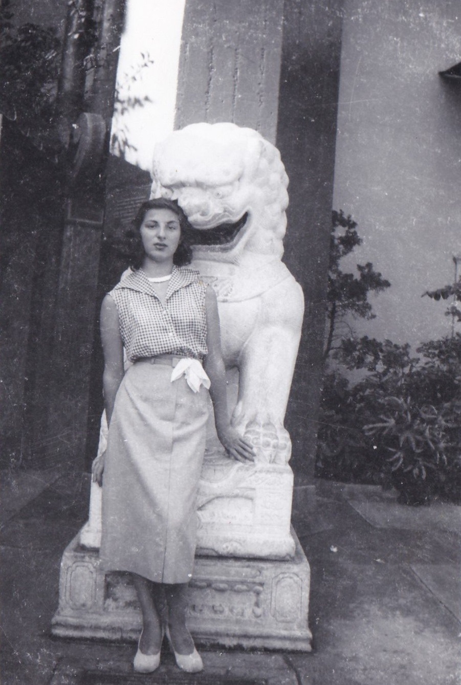 Hilarious Vintage Photos of Women Posing with Funny Objects and Signs Funny