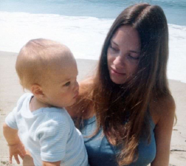 #2 Angelina Jolie wiht her mother Marcheline Bertrand on the beach, 1979.