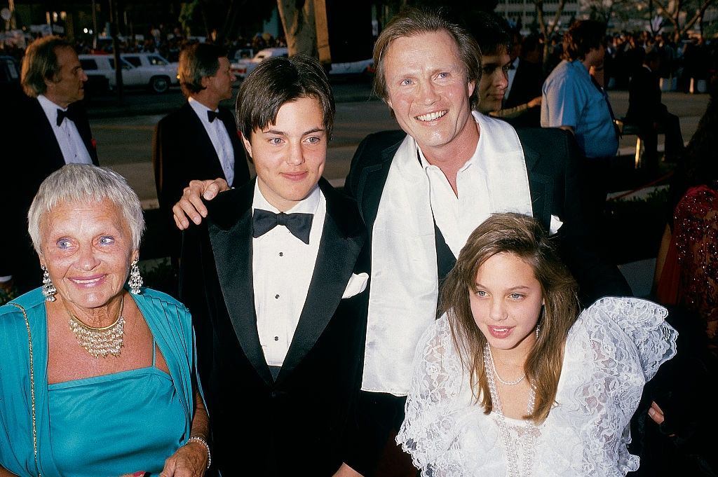 #7 Angelina Jolie with her father, brother and grandma, 1986.