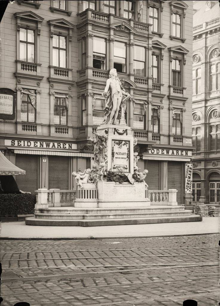 #29 Mozart Memorial in Vienna, 1905.