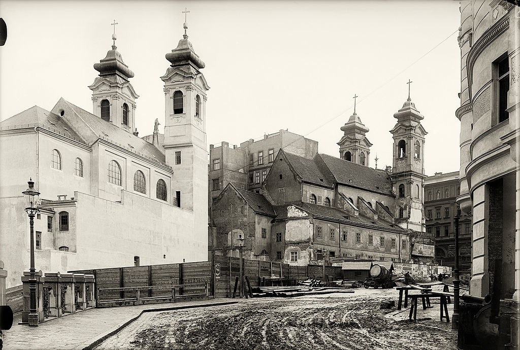 #32 The new and the old Laimgrubenkirche in Mariahilf, 1907.