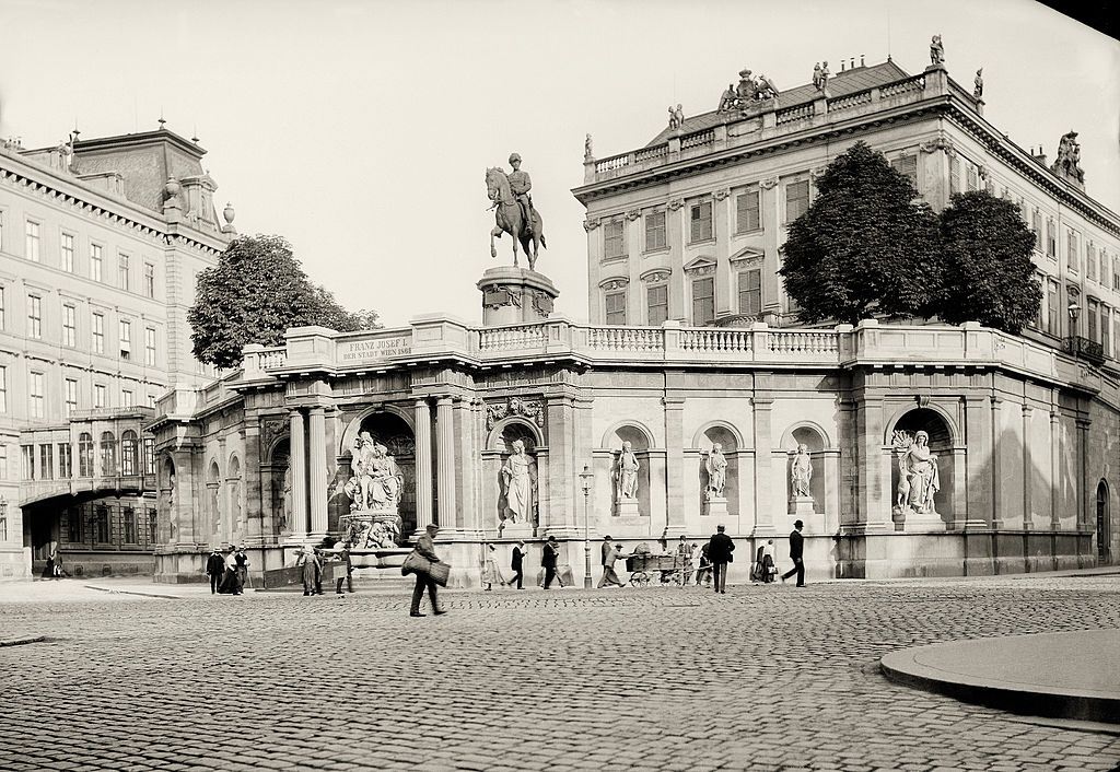 #34 Archduke Albrecht palace and the Albrecht fountain, 1907.