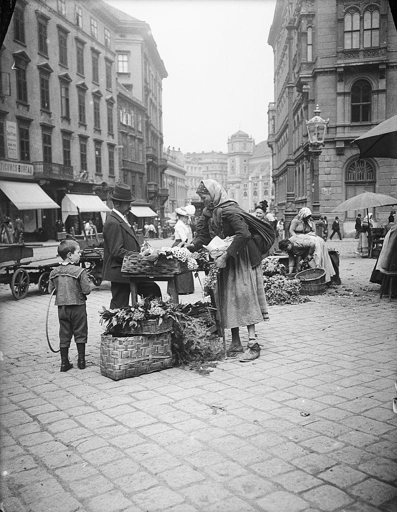 #47 A florist at the market Am Hof in Vienna, 1900.