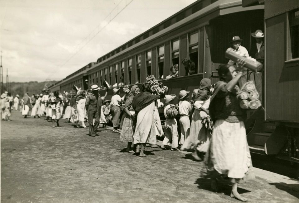 #19 Vendors selling goods to Ferrocarril Mexicano passengers. Mexico, 1907