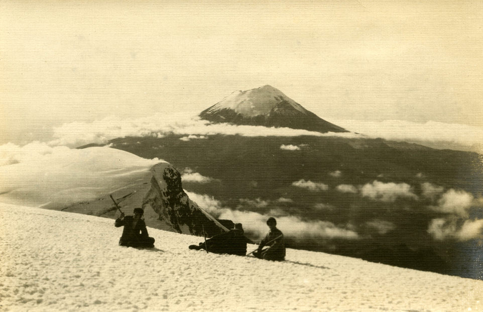 #23 El Popocatepetl visto desde el Ixtacchuatl. Puebla, 1908