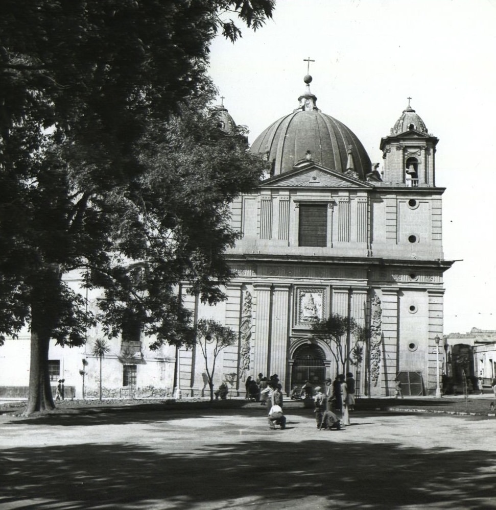 #26 Exterior view of a building in Mexico City, 1900