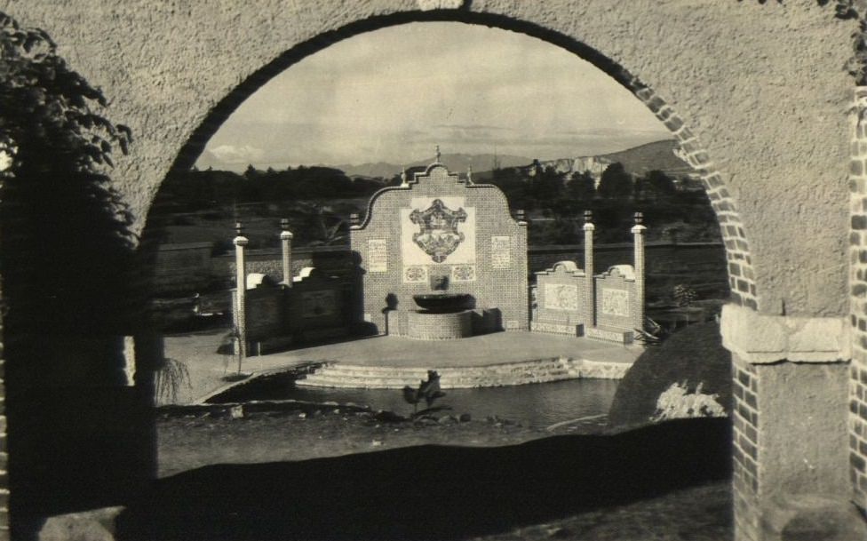 #27 View of a monument in Mexico City, 1900.