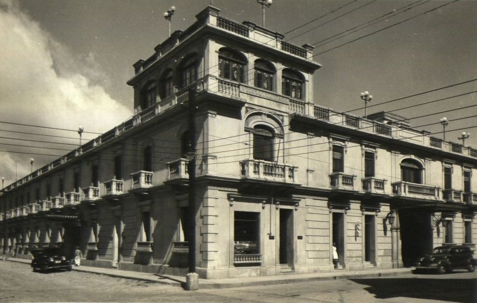 #29 Exterior view of a building in Mexico City, 1900.