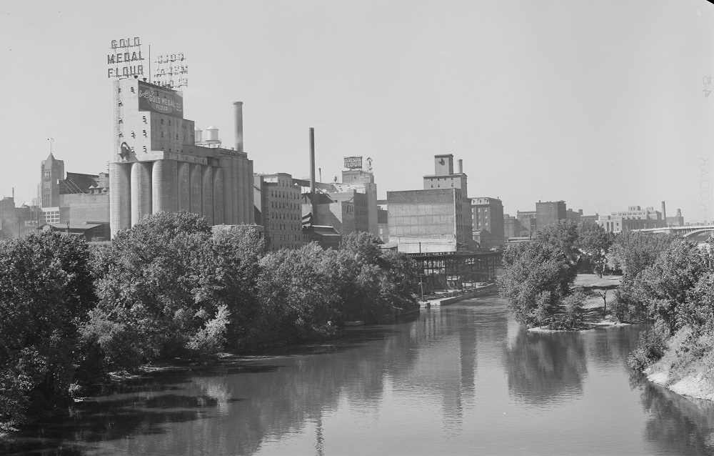 #6 Flour mills along the river. Minneapolis, 1930s.