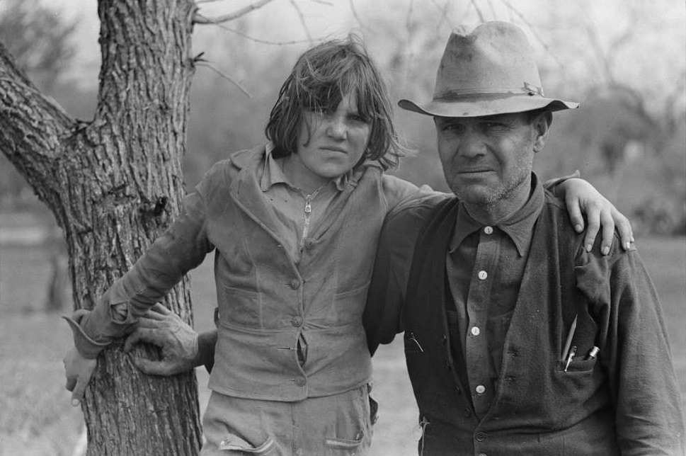 #21 Migrant father and daughter near Harlingen, Texas, February 1939.