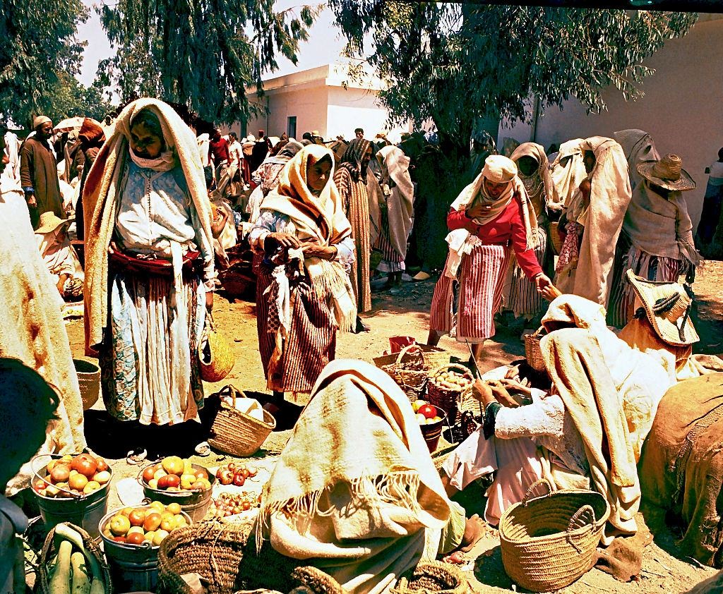 #34 Marktszene in Tanger, Morocco, 1960.