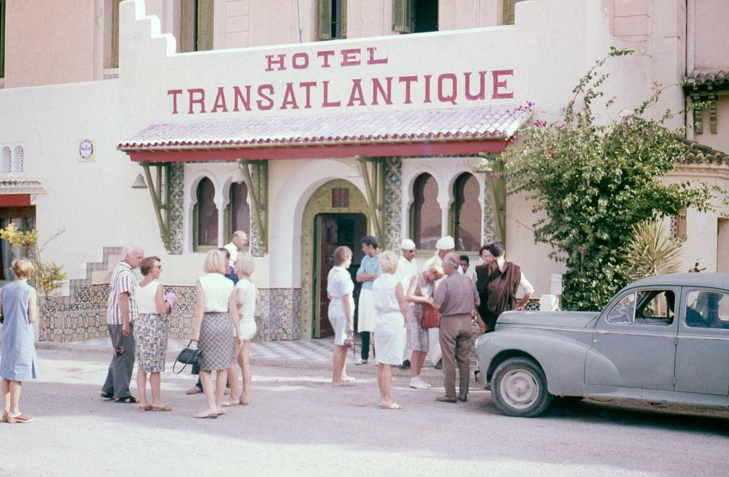 #65 Hotel Transatlantique, guests in front of the entrance, 1960.