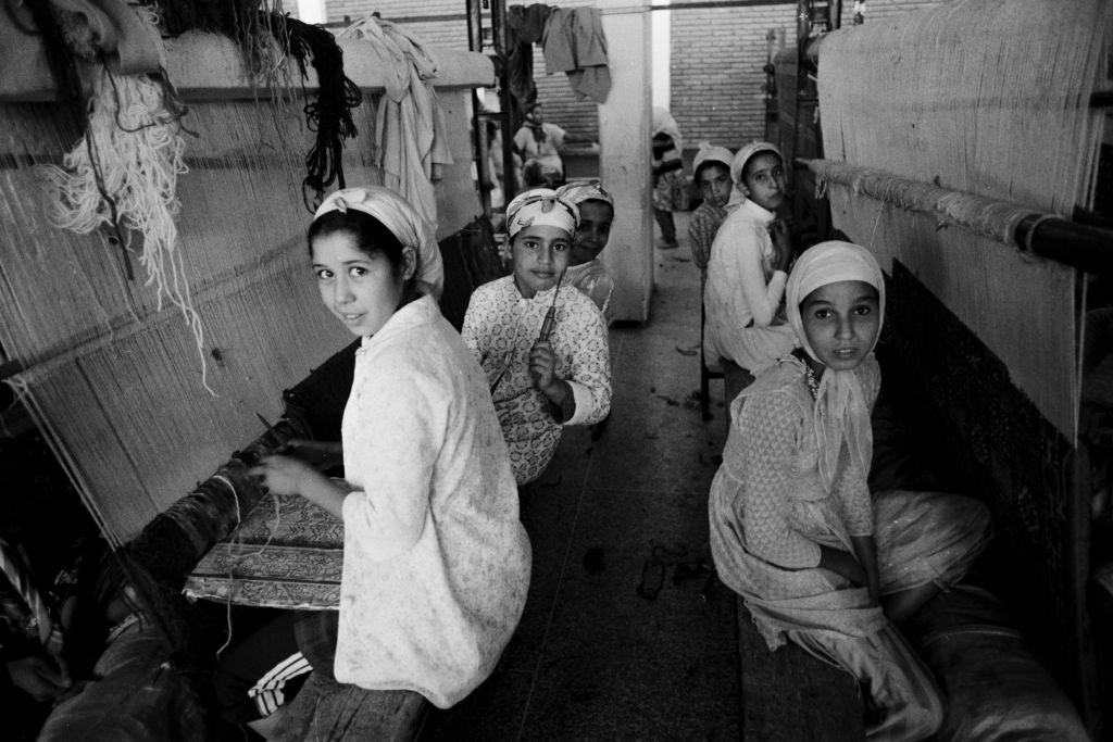 #10 Women at work in a weaving cooperative in the region of Meknes on October 10, 1976, Morocco.