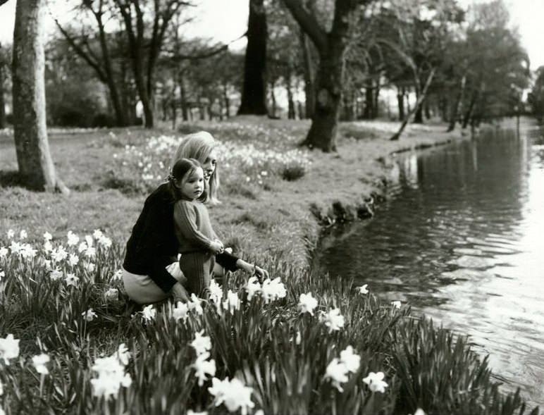 #18 Mother and child among the daffodils on the banks of the Avon River, Hagley Park, Christchurch, September 1971