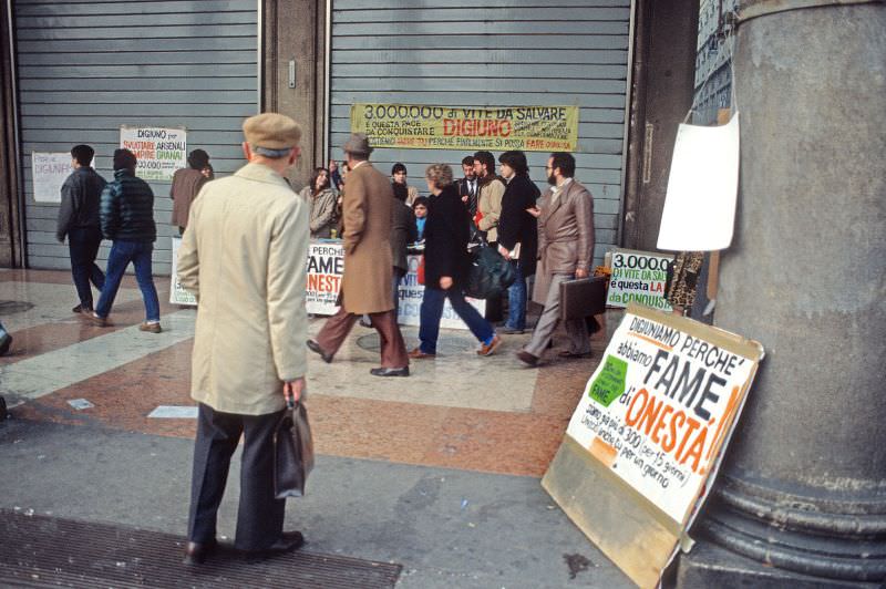 #39 Peace hunger strikers, Piazza del Duomo, Milan 1984