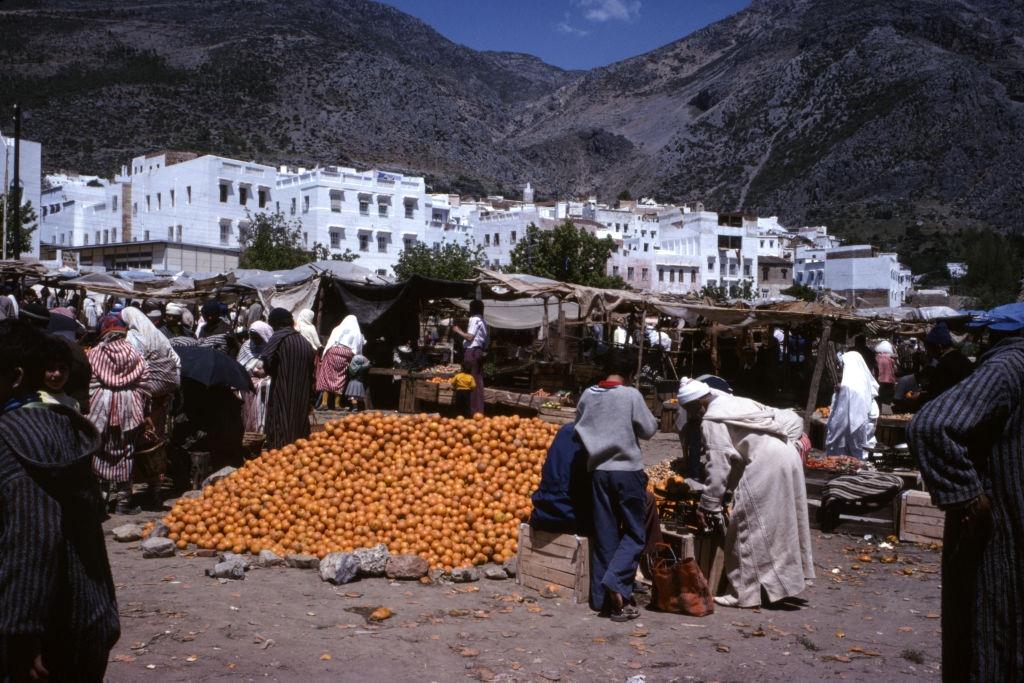 #28 Sale of oranges on the market in Chefchaouen, 1980.