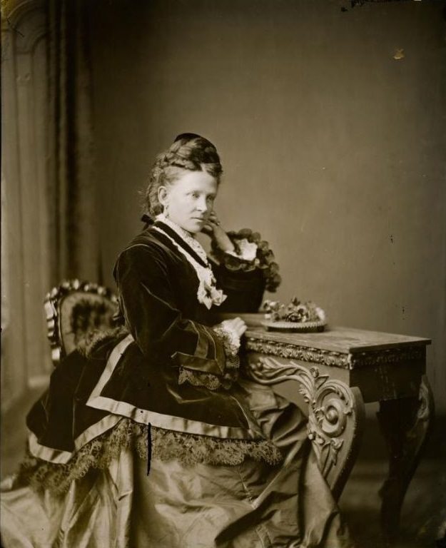 #19 Portrait of an unidentified woman, Freeman Brothers Studio, 1871-1880