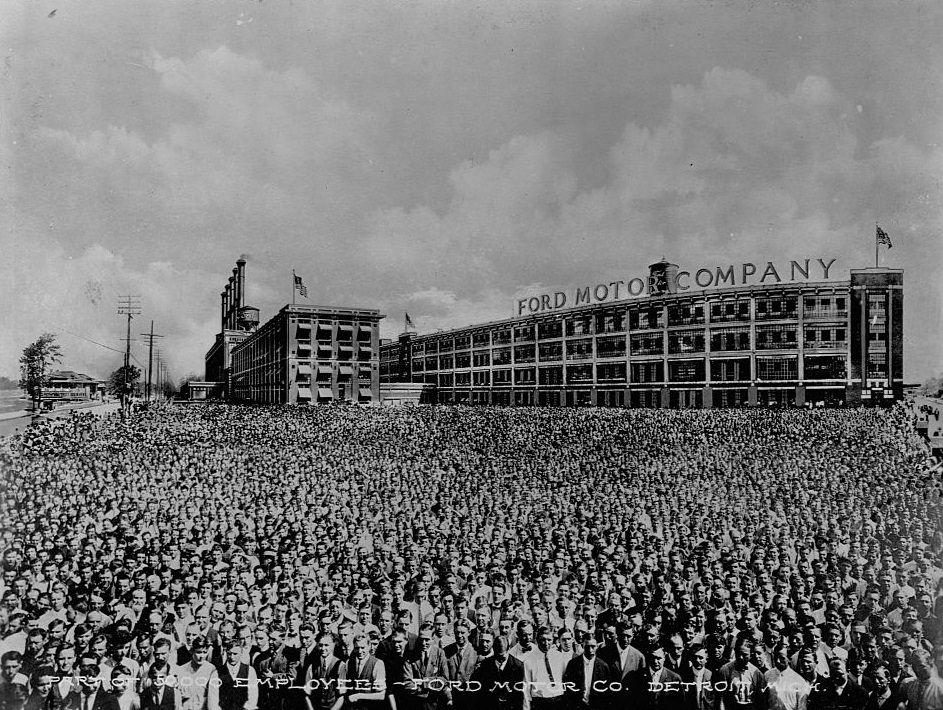 #5 Several thousand employees gathered in front of the Ford Motor Company Building in Detroit, 1899.