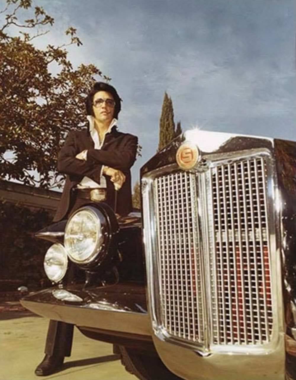 #21 Press photo of Elvis with his first Stutz Blackhawk on October 9, 1970.