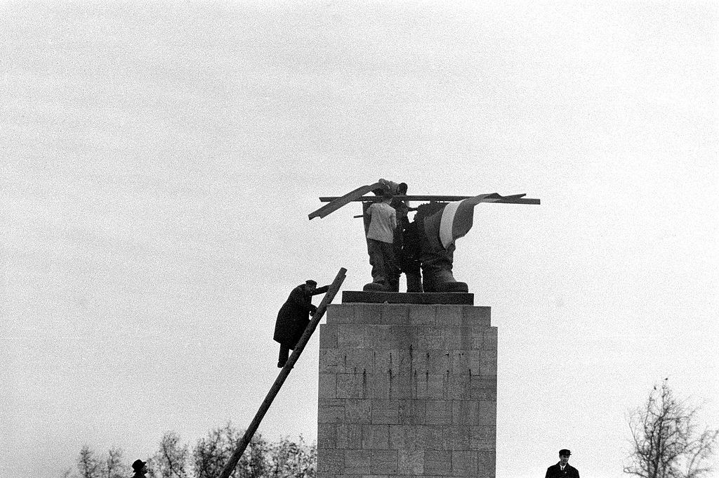 Protestors putting Hungarian flag in what remained of Stalin’s boots, and the head fell to the ground in Gyor, Hungary on October 23, 1956