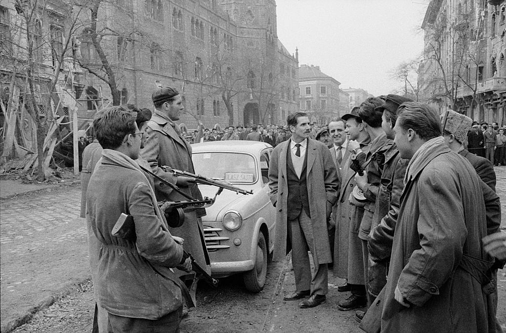 #65 The journalist Massimo Mauri meeting some rebels when arriving in the capital.