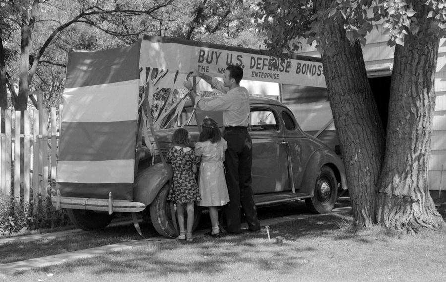 #4 Decorating a car for the Fourth of July parade, in Vale, Oregon, in 1941.