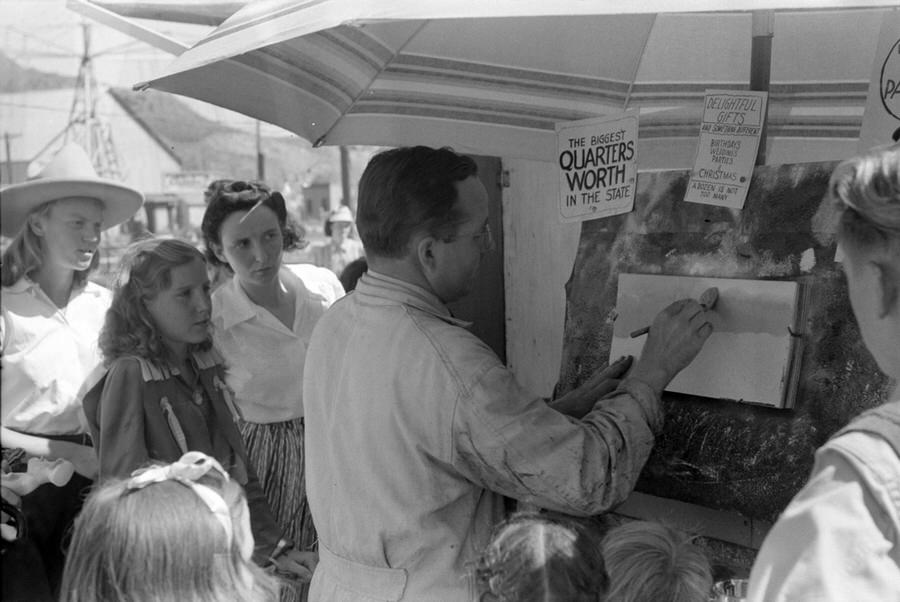 #21 An artist at a concession stand in Vale, July 4, 1941.