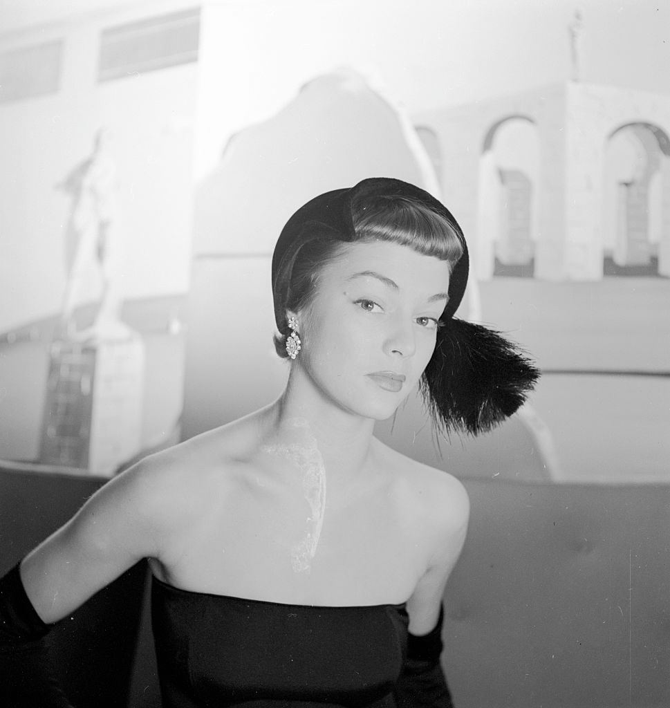 #4 Jean Patchett uring a photo shoot of ‘Restaurant Fashions’, United States in 1948.