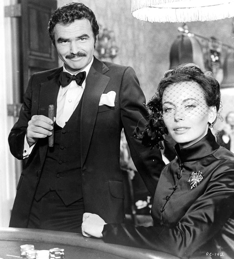 #34 Burt Reynolds with Lesley-Anne Down on set of ‘Rough Cut’ in 1980.