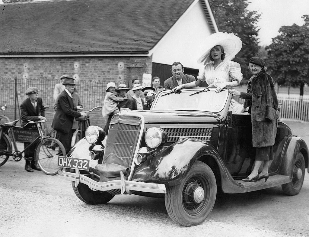 #46 Marlene Dietrich at her arrival for the film shooting of “Knight without armour” in Ascot, England, 1920s.