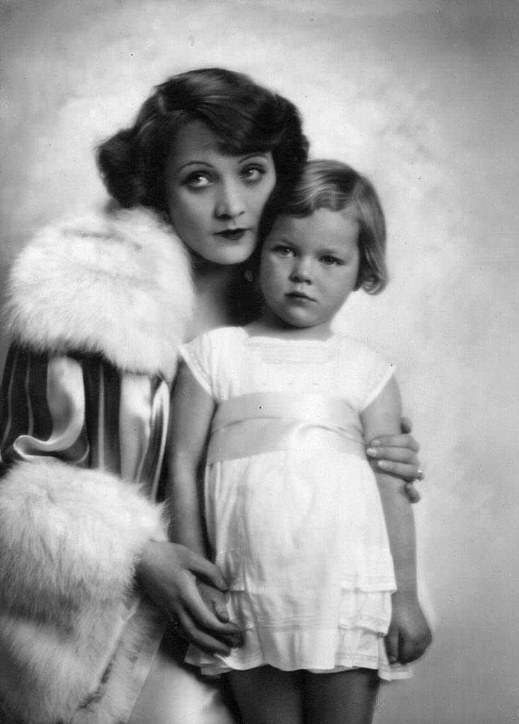 #58 Marlene Dietrich with her young daughter Maria Siebe, 1929