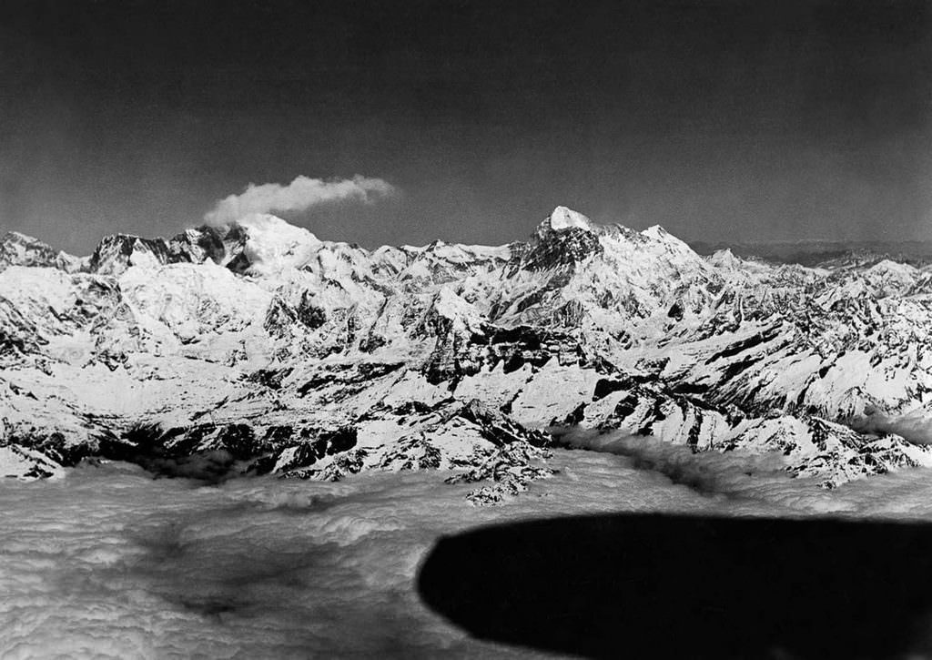 #19 The expedition begins its return journey from Everest (left) and Makalu (right).