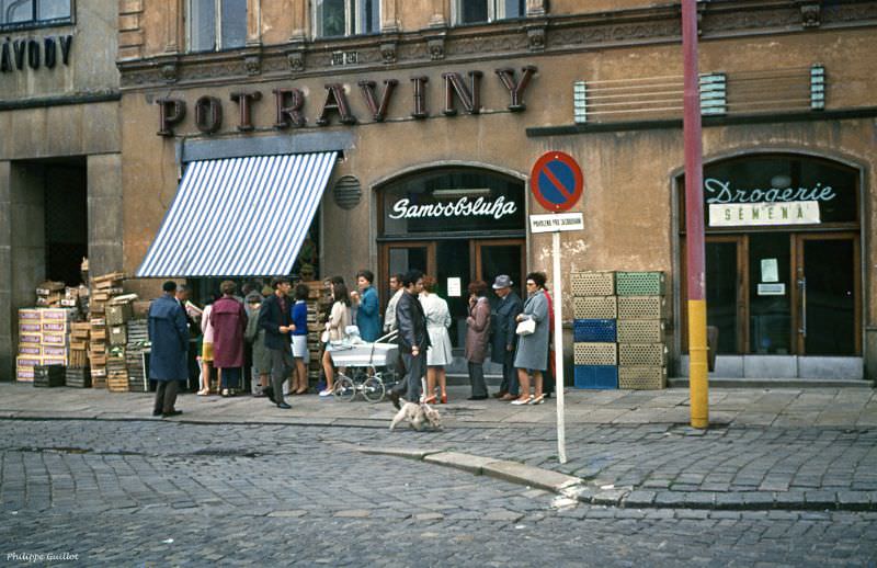 #44 Waiting line. Warsaw, July 1970